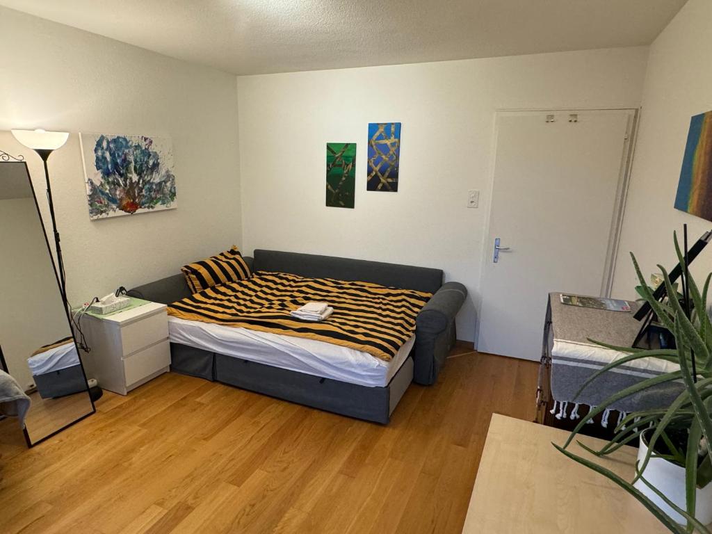 1 dormitorio con 1 cama en una habitación en Room with balcony, en Ober Urdorf