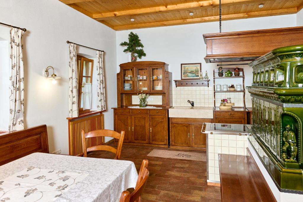 Kuchyň nebo kuchyňský kout v ubytování Four-Bedroom Villa Bajer
