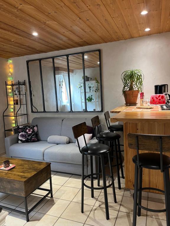 un salon avec un canapé, une table et des chaises dans l'établissement Appartement 32m2 , quartier du Vieil Alpe, à Huez
