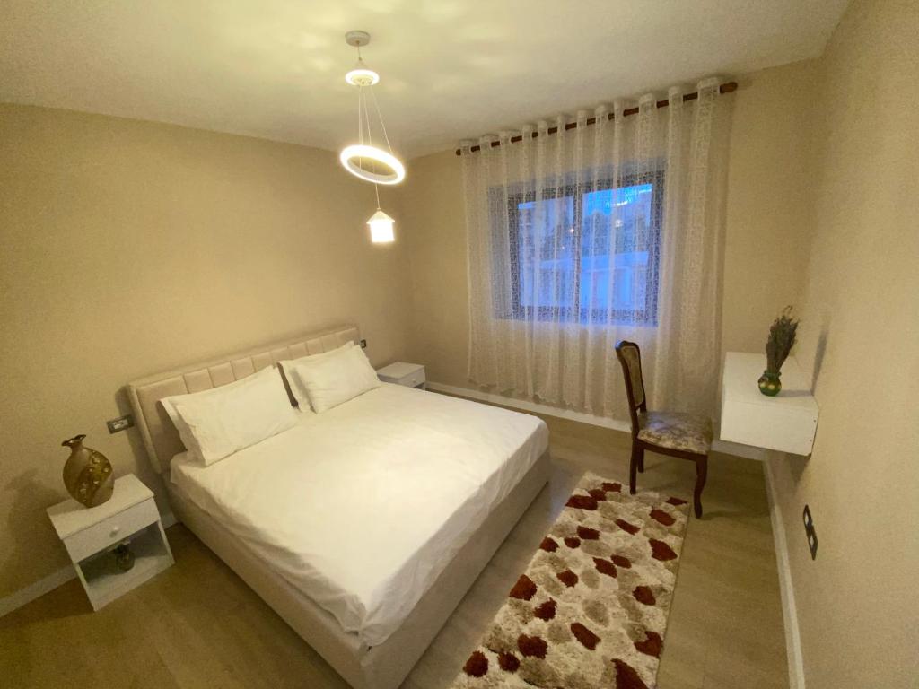 Postel nebo postele na pokoji v ubytování moon apart Shkoder