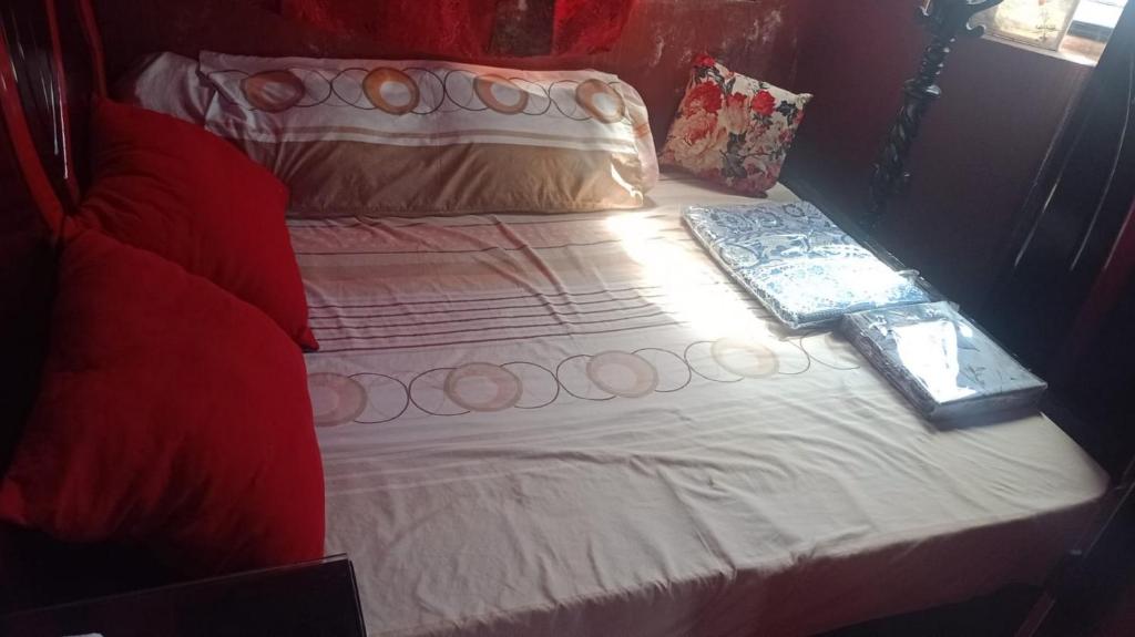 Una cama con sábanas blancas y dos libros. en Villa Mostafa Sadek, Swimming pool, Tennis & Squash - Borg ElArab Airport Alexandria en Borg El Arab