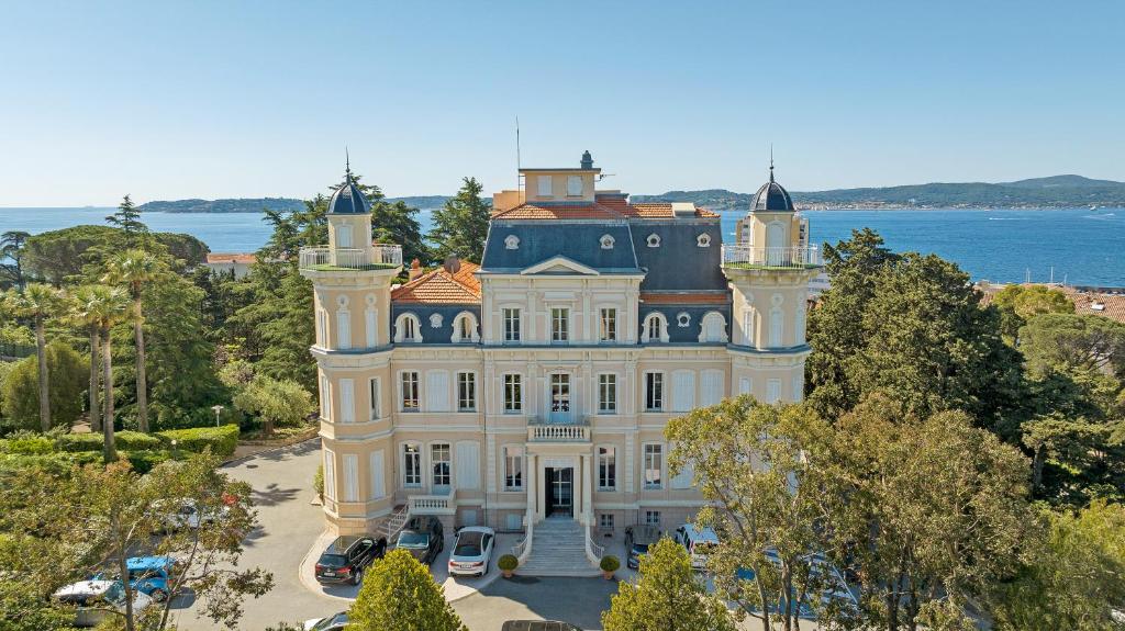 eine Luftansicht eines großen weißen Hauses in der Unterkunft Hotel Les Tourelles in Sainte-Maxime