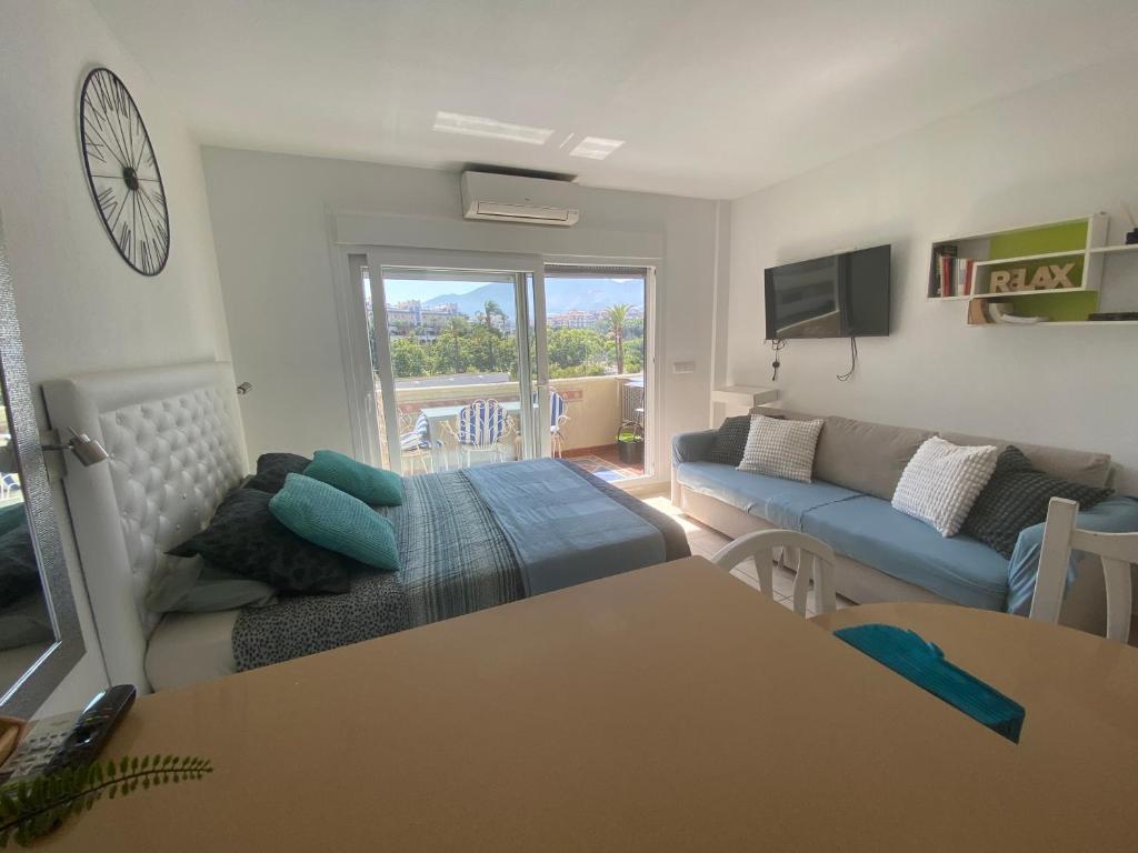 sala de estar con sofá y mesa en una habitación en Benal Beach, en Benalmádena
