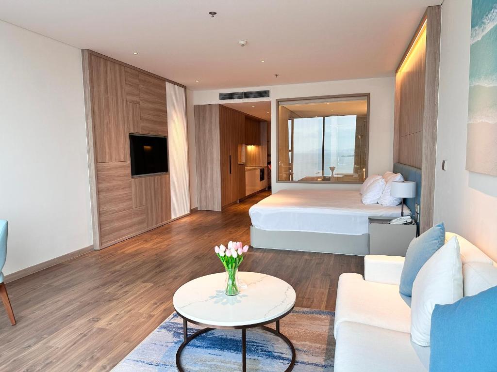 Postel nebo postele na pokoji v ubytování A La Carte Ha Long Bay - Sea View Apartment