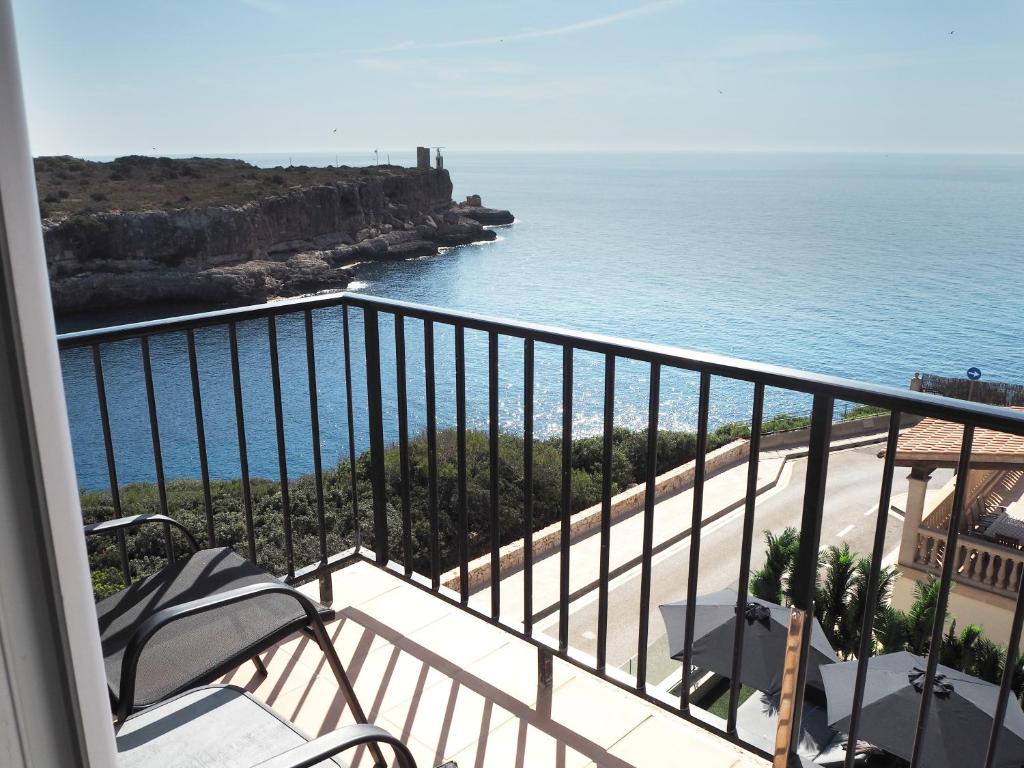 balcón con vistas al océano en Hotel Rocamar en Cala Figuera