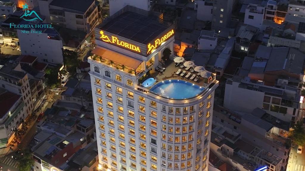 - une vue de tête sur l'hôtel mgm la nuit dans l'établissement Florida Nha Trang Hotel & Spa, à Nha Trang