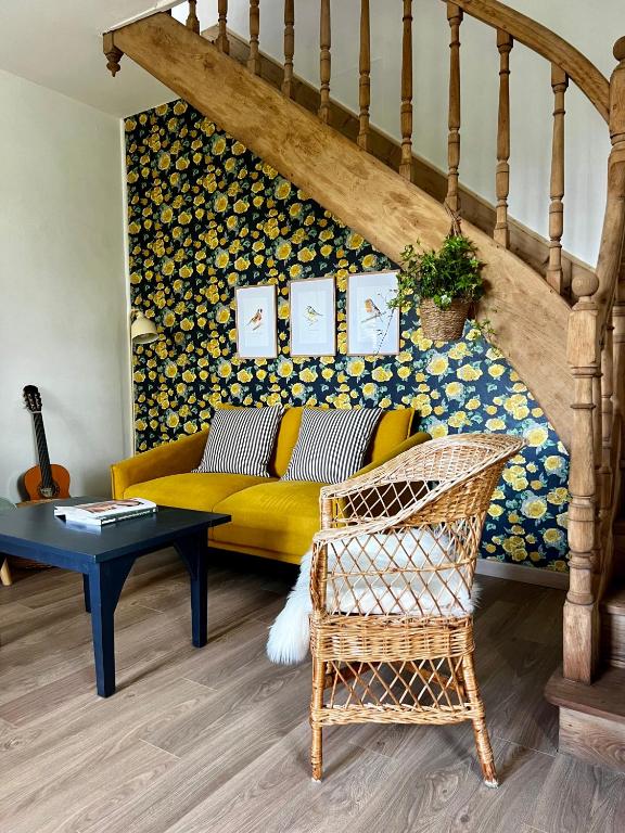 un salon avec un canapé jaune et une table dans l'établissement La Maison Bucolique, Centre de Saint Jacques, à Saint-Jacques-de-la-Lande