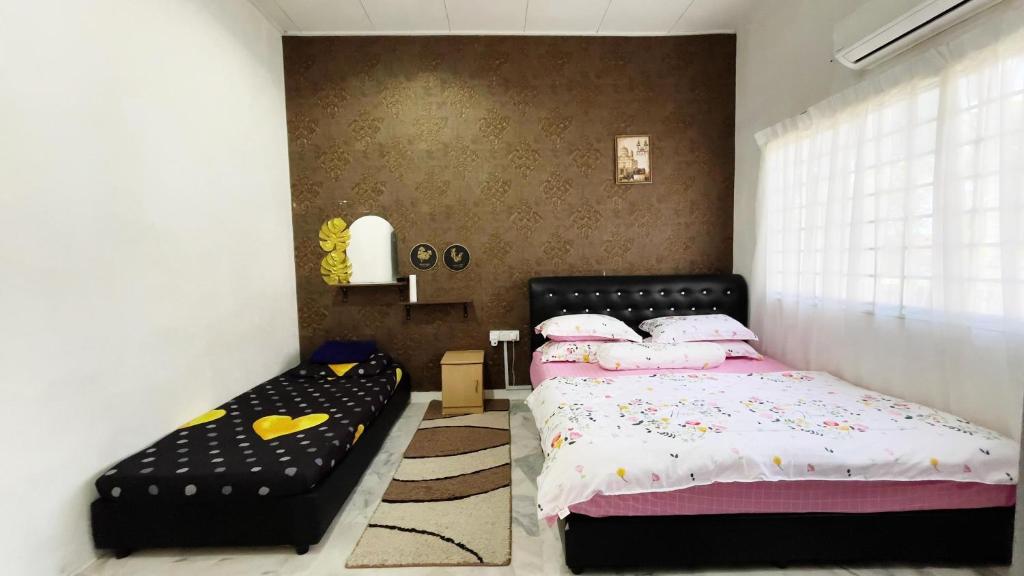 sypialnia z łóżkiem i kanapą w obiekcie PD Best Homestay w mieście Port Dickson