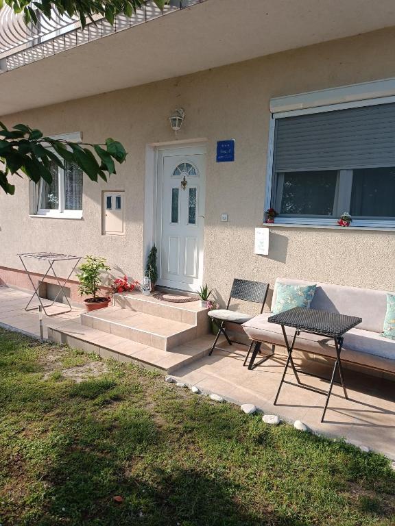 dom z werandą z 2 krzesłami i stołem w obiekcie Apartman na jezeru w Zagrzebiu