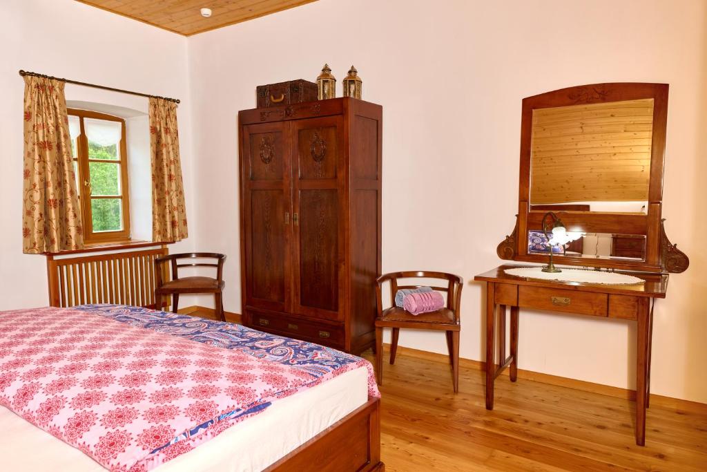 Postel nebo postele na pokoji v ubytování Four-Bedroom Villa Bajer