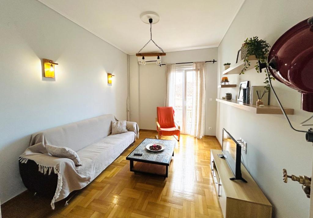 een woonkamer met een bank en een tafel bij Bella Vista Apartment in Chios