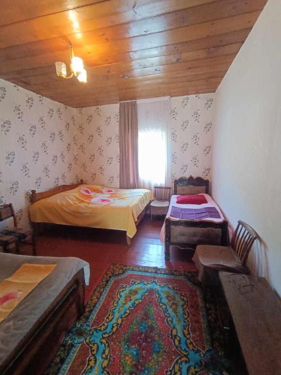 Postel nebo postele na pokoji v ubytování Guest House in Zhabeshi Lali