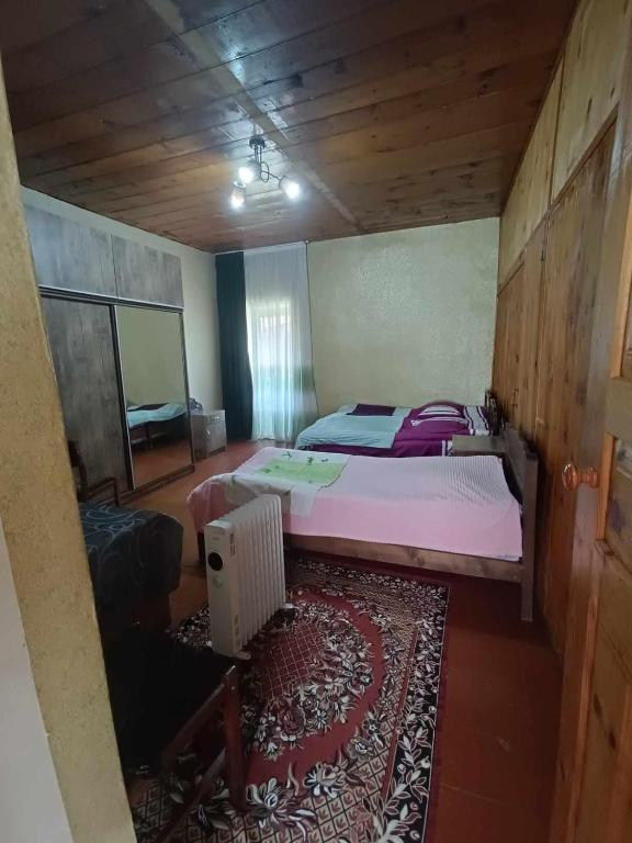 Postel nebo postele na pokoji v ubytování Guest House in Zhabeshi Lali
