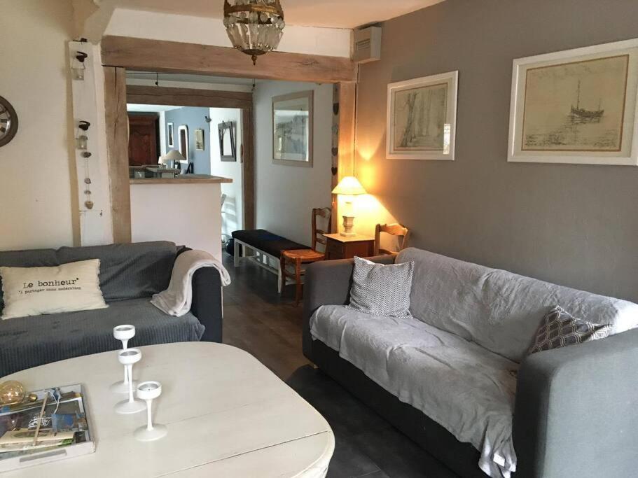 un salon avec deux canapés et une table dans l'établissement La Petite Maison en Baie de Somme, à Saint-Valery-sur-Somme