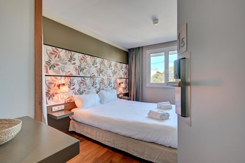 Postel nebo postele na pokoji v ubytování Hôtel Bor