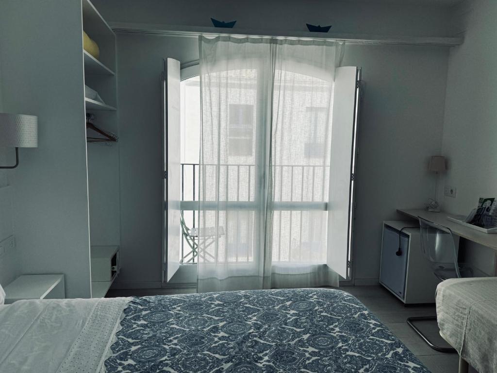 Postel nebo postele na pokoji v ubytování Hostal Marina Cadaqués