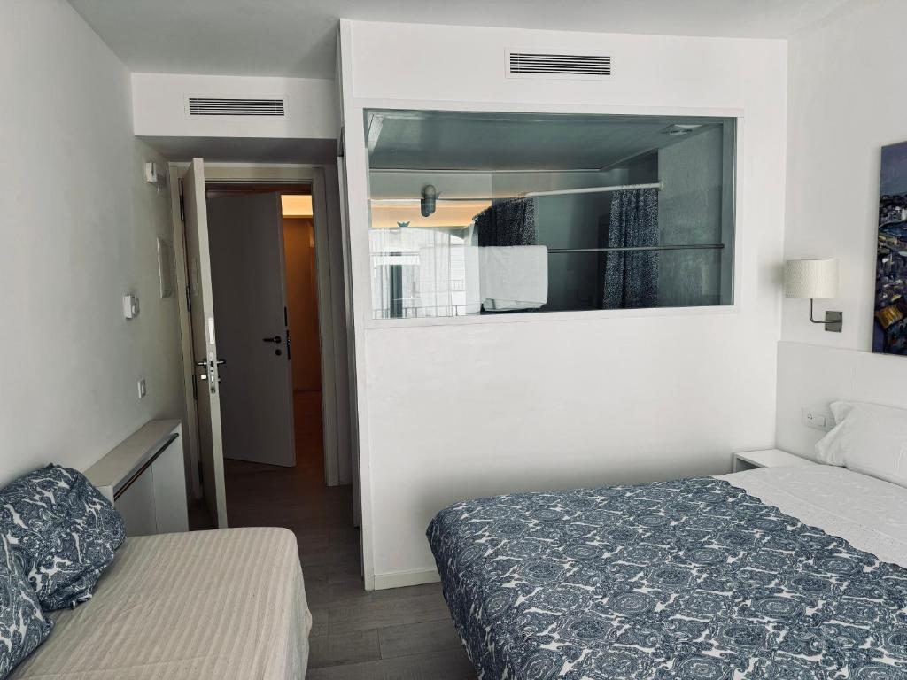 Postel nebo postele na pokoji v ubytování Hostal Marina Cadaqués