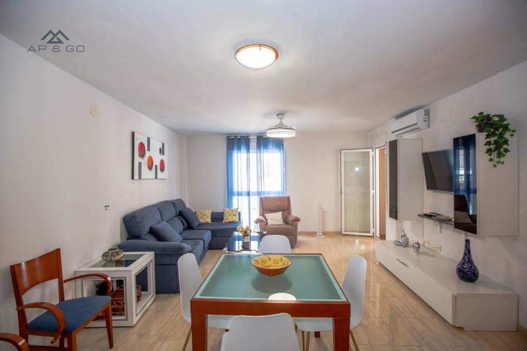 salon z niebieską kanapą i stołem w obiekcie Fuerte Apartment Great Location w mieście La Herradura
