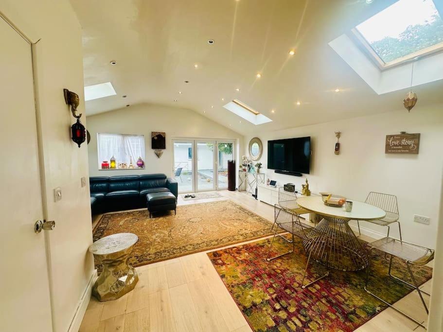 Hackbridge House Beautiful Home in London with easy access to Central London, Hackbridge ...