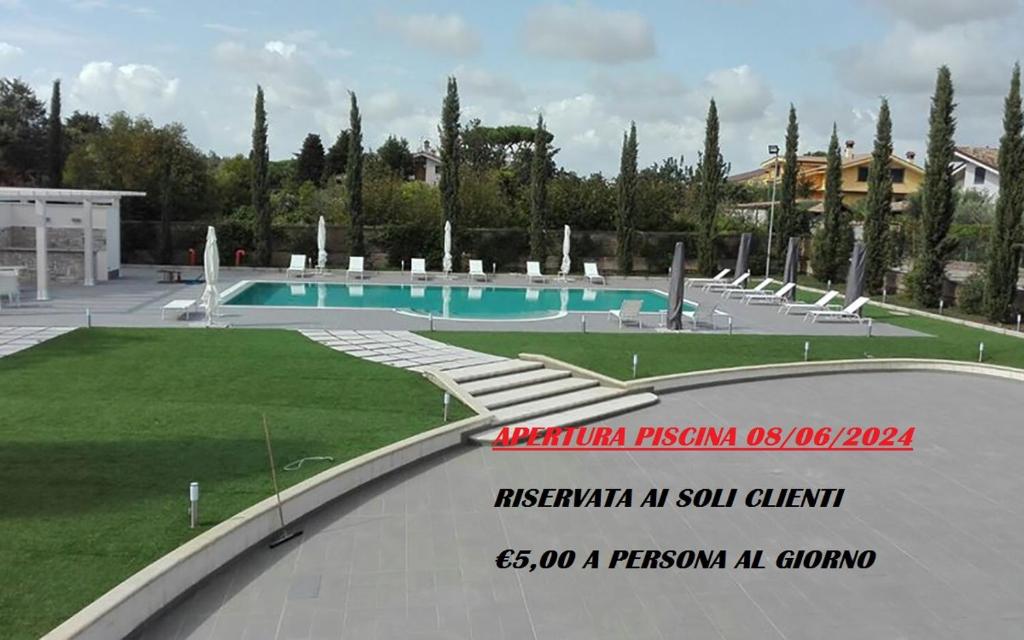 basen w parku z napisem w obiekcie Park Hotel Villamaria w mieście Pavona