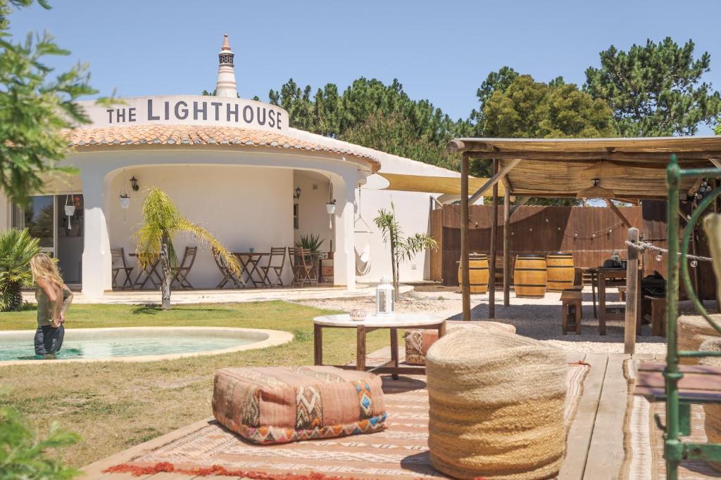 una casa con un padiglione con tavolo e sedie di The Lighthouse Hostel a Sagres