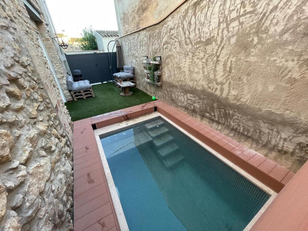 una piscina sul lato di un edificio di Cal Tomaset a Las Cabanyas