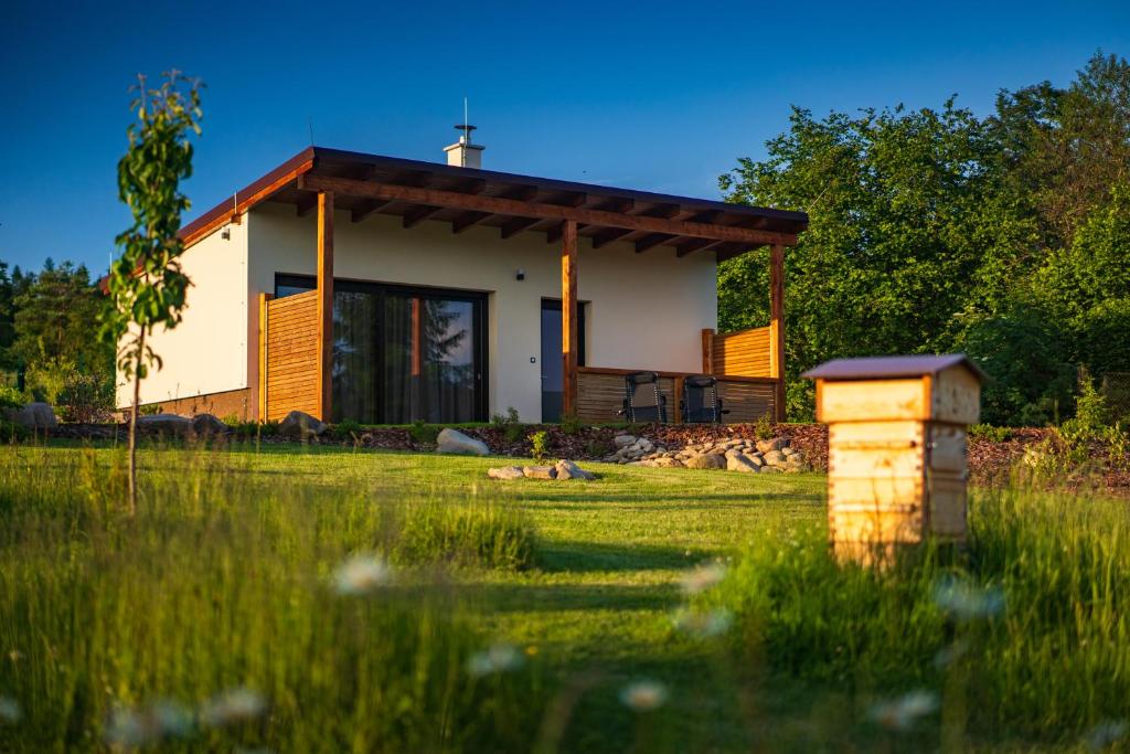 a small house in the middle of a field at Relaxační domek "Na kraji Brd" in Hŭrky