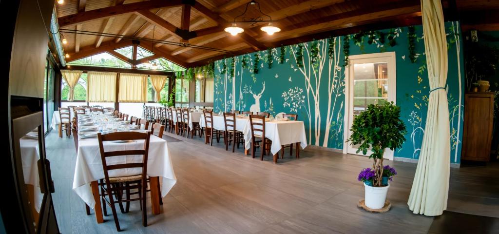 Reštaurácia alebo iné gastronomické zariadenie v ubytovaní Agriturismo Parco Campofelice