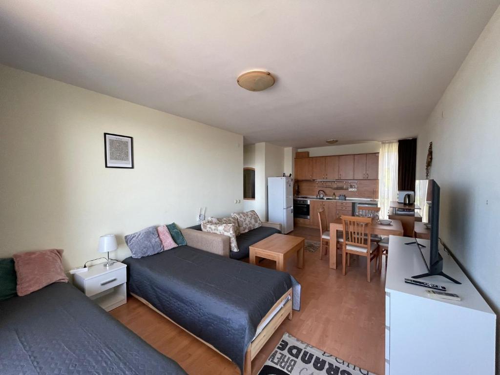 ein kleines Wohnzimmer mit einem Bett und einer Küche in der Unterkunft Crown Imperial Fort Grand Resort in Elenite