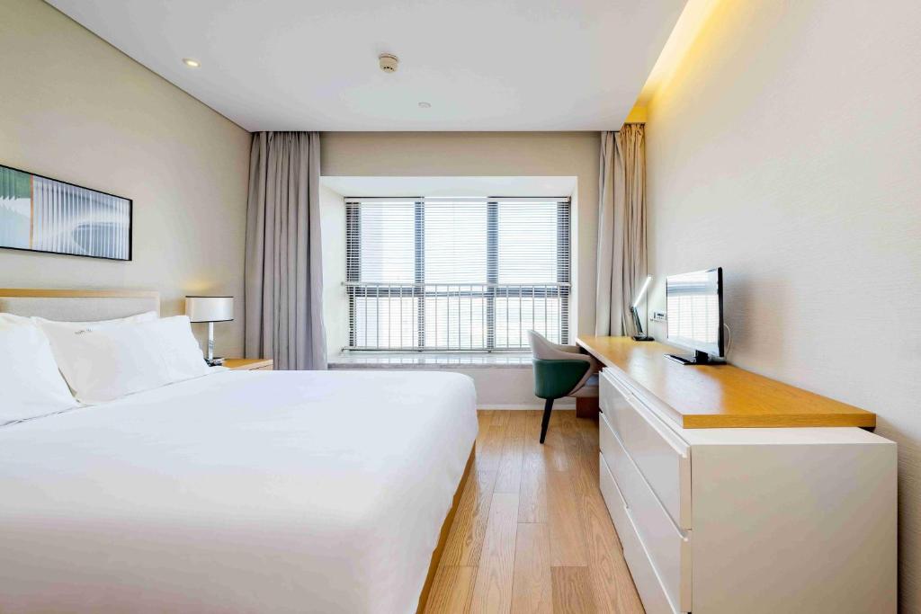 Holiday Inn & Suites Suzhou Yangcheng Lake, an IHG Hotel - 标准的国王室与阳台