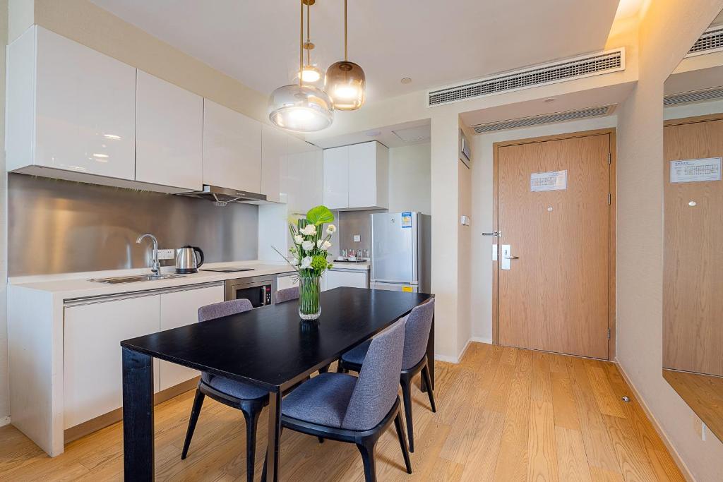 Holiday Inn & Suites Suzhou Yangcheng Lake, an IHG Hotel - 一居室套房配阳台