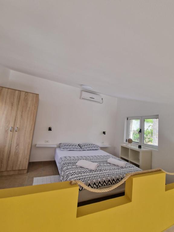 Postel nebo postele na pokoji v ubytování Chill zone houses Katun Reževići