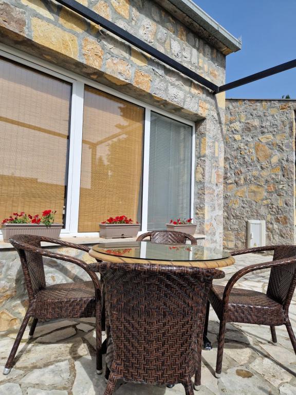 Patio nebo venkovní prostory v ubytování Chill zone houses Katun Reževići