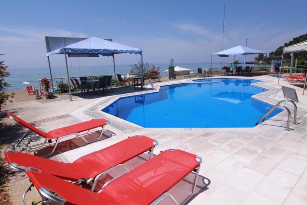 Basen w obiekcie Beachfront House 13 ,Glyfada lub w pobliżu