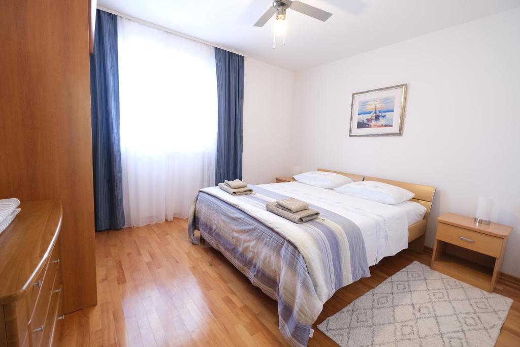 Postel nebo postele na pokoji v ubytování Apartments Ivana