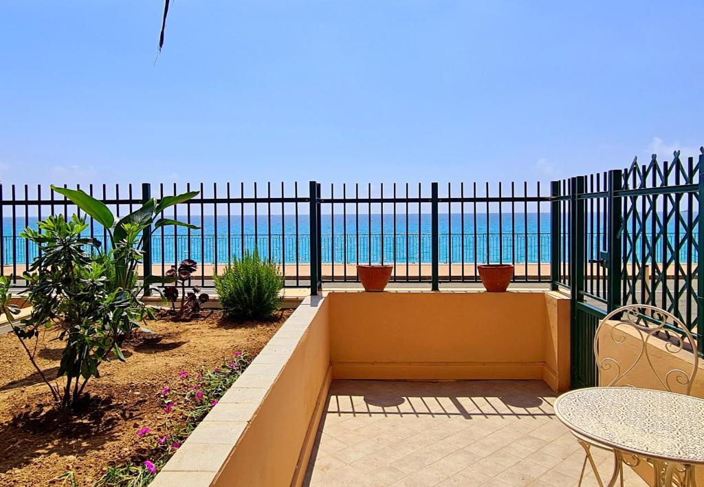 un balcon avec vue sur l'océan dans l'établissement Mentone loft sul mare, à Menton