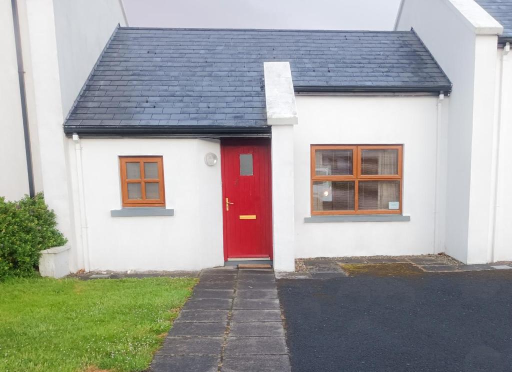 una casa bianca con una porta rossa di Achill Sound HV No 7 ad Achill Sound