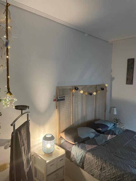 瓦倫西亞的住宿－Nou Mestalla，一间卧室配有一张床和一张带台灯的桌子