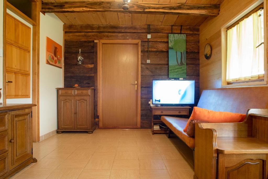 Televízia a/alebo spoločenská miestnosť v ubytovaní Kuća za odmor Slunjčica