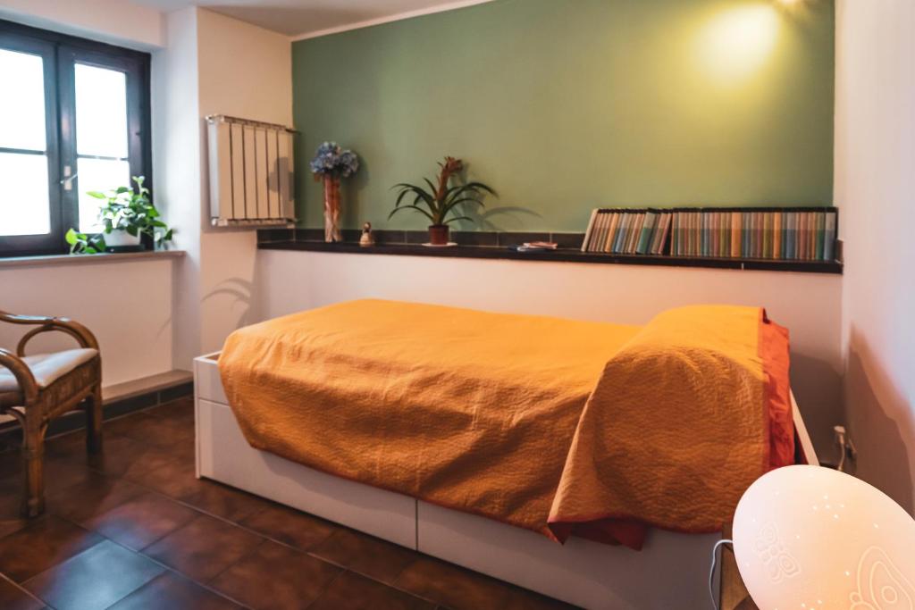een slaapkamer met een bed met een gele deken bij Casina Carina in Alatri