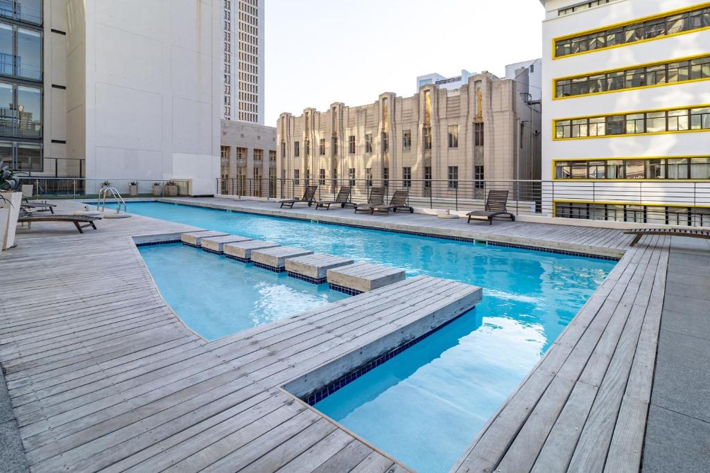 Πισίνα στο ή κοντά στο 2 bedroom unit in Cape Town City Centre