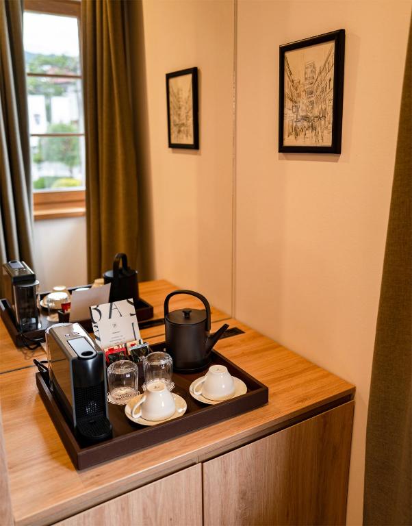 Příslušenství pro přípravu čaje a kávy v ubytování Hotel Baškuća Sarajevo