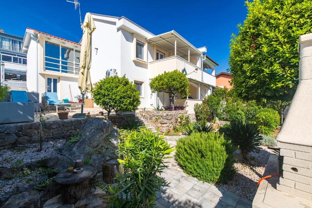 Apt DION with garden and terrace, just 200m from the beach