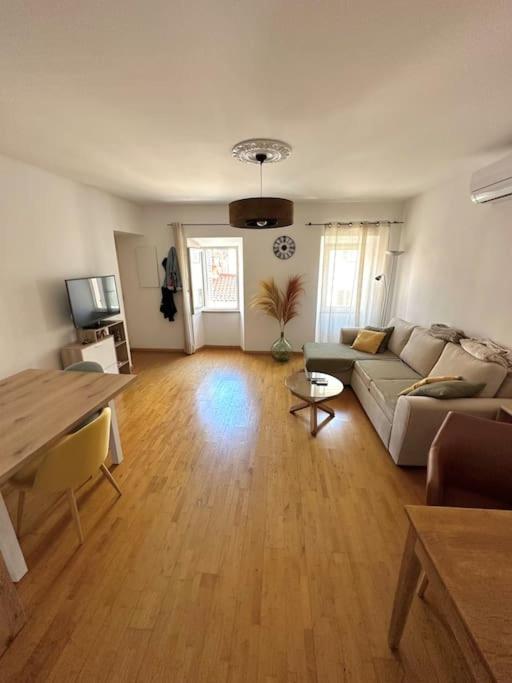 un salon avec un canapé et une table dans l'établissement T2 hyper centre ville, à Ajaccio