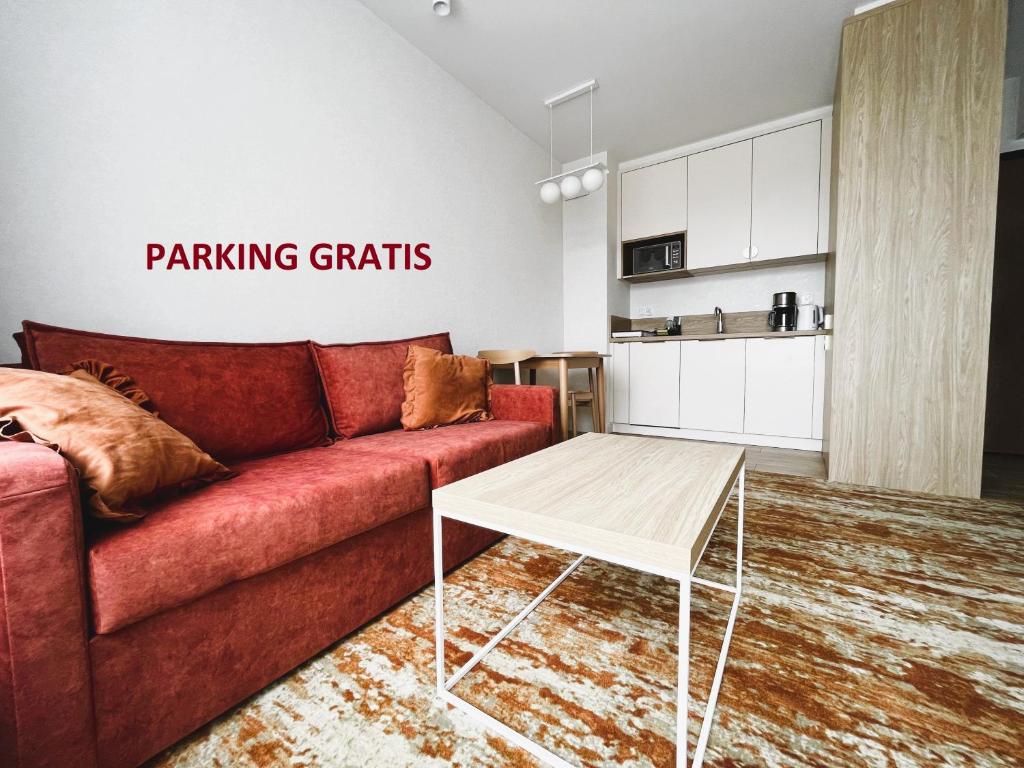 un salon avec un canapé rouge et une table dans l'établissement Bel Mare Aqua, à Międzyzdroje