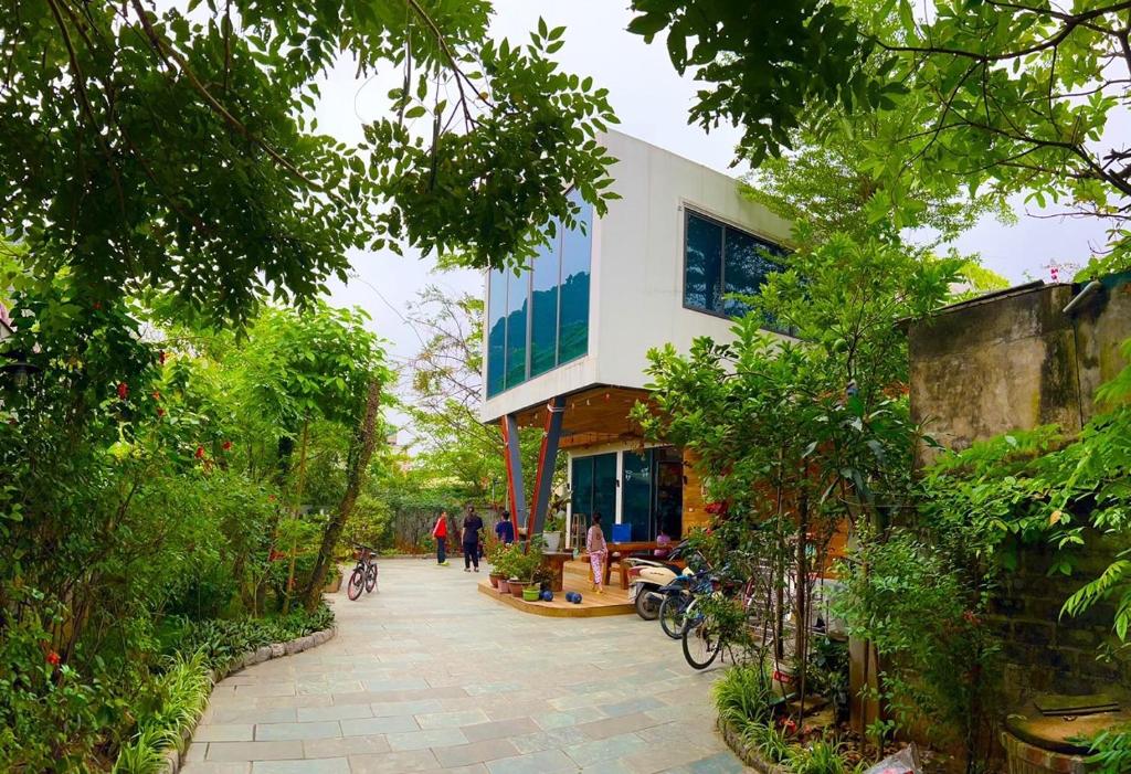 a building with people walking in front of it at Hòa Hoa Villa in Yên Ha