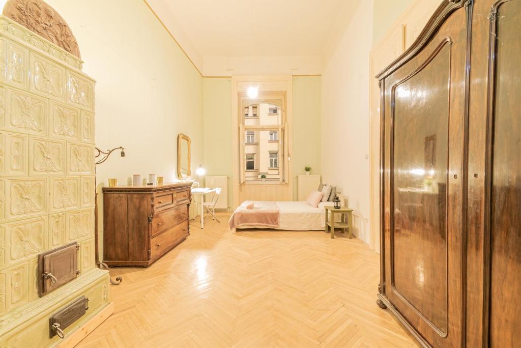 Cozy apartment in the heart of Budapest, 5 bedrooms 1061 Budapest, 4 Liszt Ferenc tér kép - 1