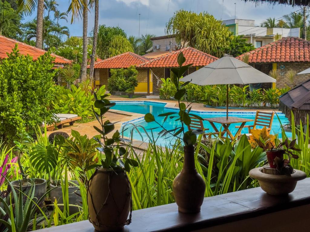 uma vista para a piscina a partir da casa em Pousada Berro do Jeguy em Pipa