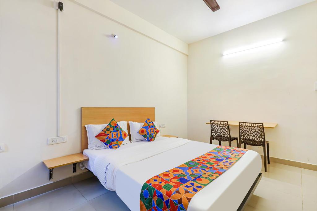 Postel nebo postele na pokoji v ubytování Fabhotel Tristar Residency - Nr Tambaram Railway Station