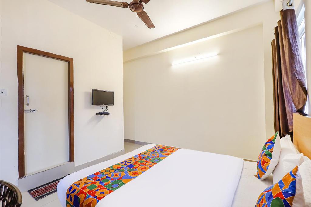 Postel nebo postele na pokoji v ubytování Fabhotel Tristar Residency - Nr Tambaram Railway Station